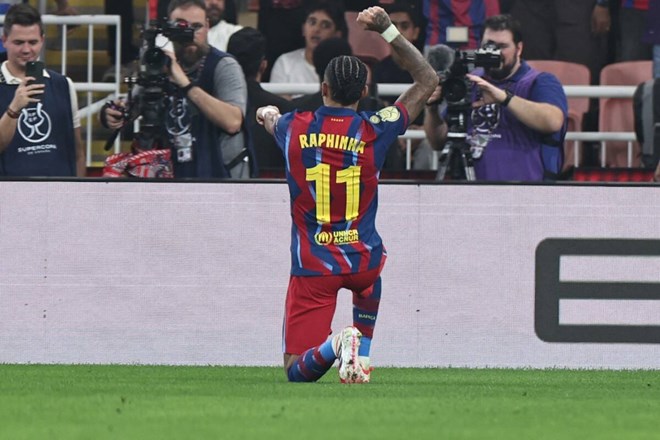Raphinha ăn mừng bàn thắng trong màu áo Barcelona.